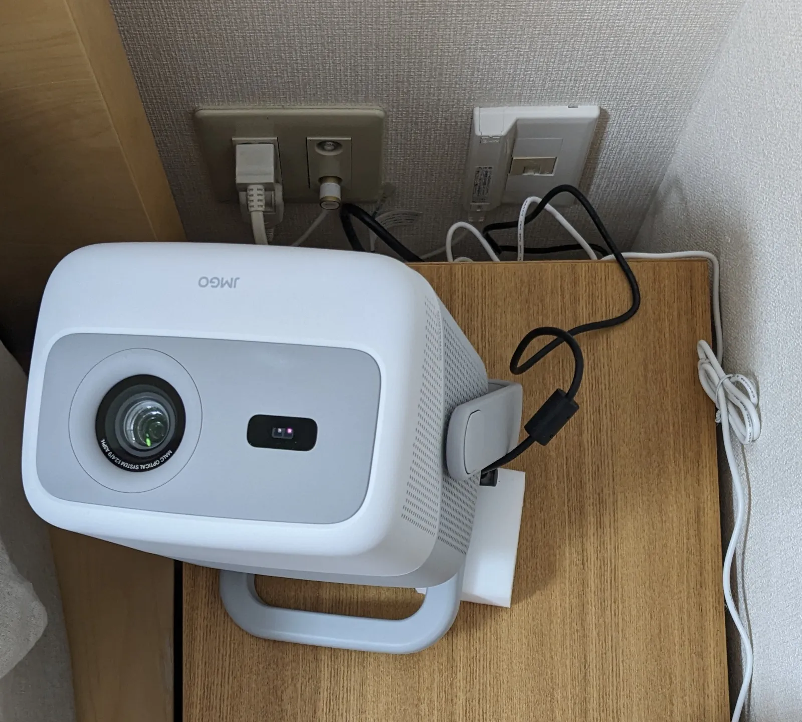 天井投影する為にメラミンスポンジをかまして少し傾けた JMGO N1